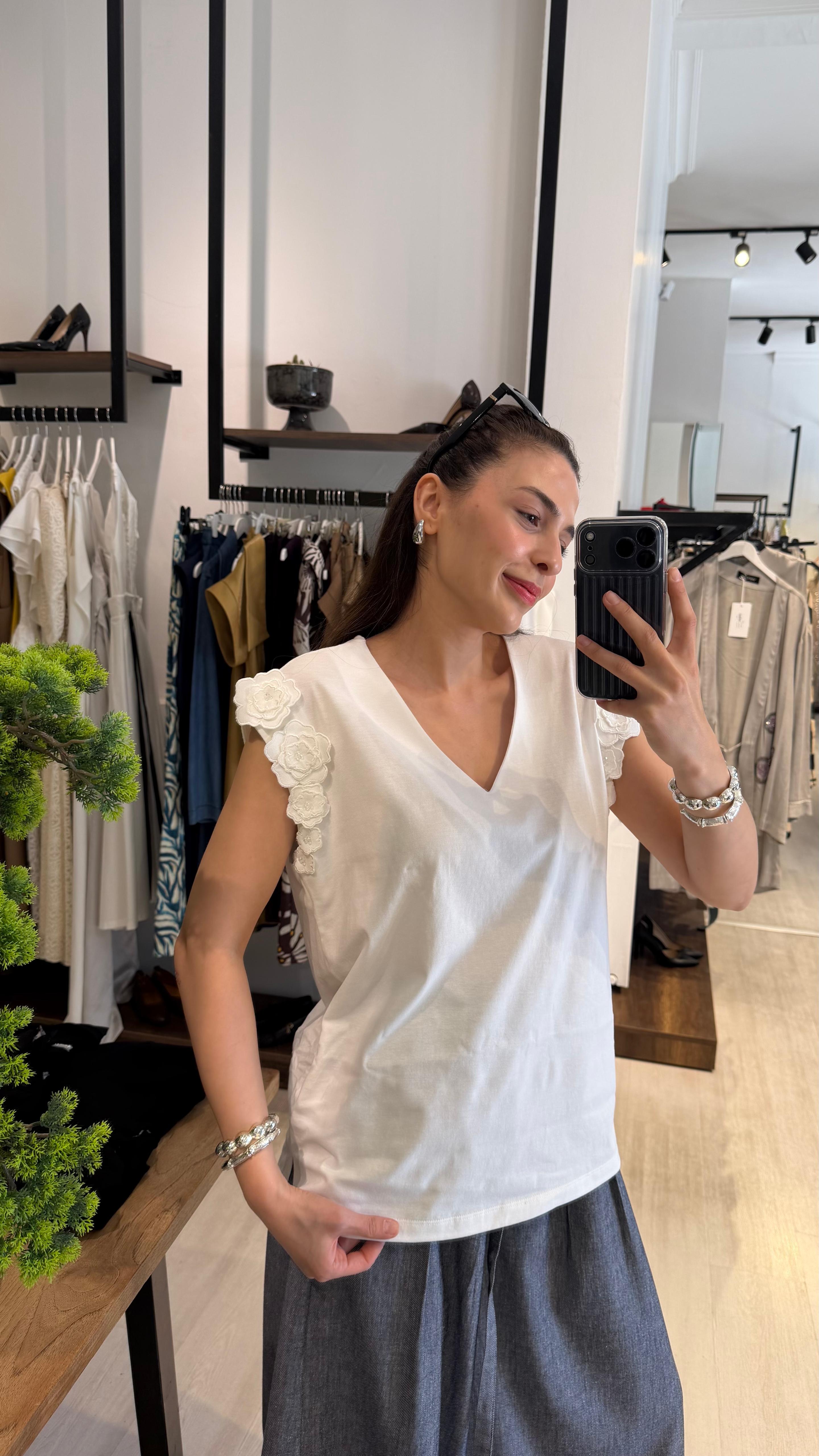 EKRU OMUZLARI AKSESUARLI TİŞÖRT